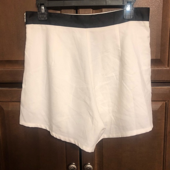 WHITE & BLACK PLEATED SKORT - Picture 2 of 4